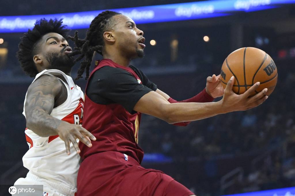 字母哥抢比赛用球 字母哥抢比赛用球