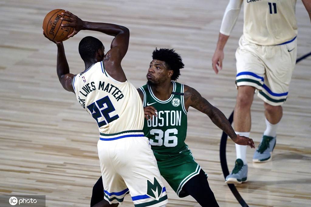 字母哥抢比赛用球 字母哥抢比赛用球